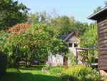 ein Blick durch den Garten zum Ferienhaus